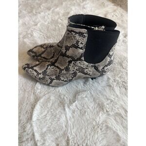 CLARKS Collection Women's Linvale Sea Ankle Boot Taupe Snakeskin VEGAN Sz 9